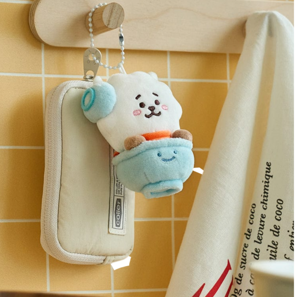 BT21 - Llavero con forma de muñeco con placa de bienvenida de RJ